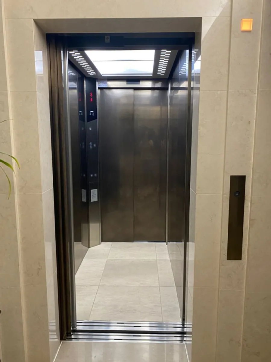 Metal cubicle elevator cabin with contemporary finish